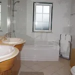 Selena - Beautiful Luxury With Massage Baths