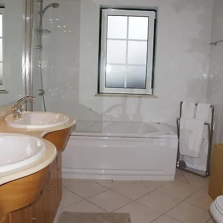 Selena - Beautiful Luxury With Massage Baths